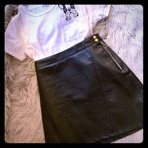 Black Zara Basic Mini Skirt. Size Large